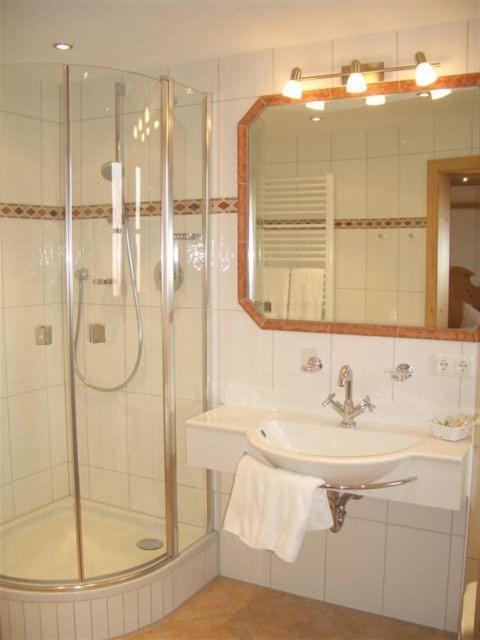 אואפהופן Gasthof & Hotel Jaegerwirt מראה חיצוני תמונה
